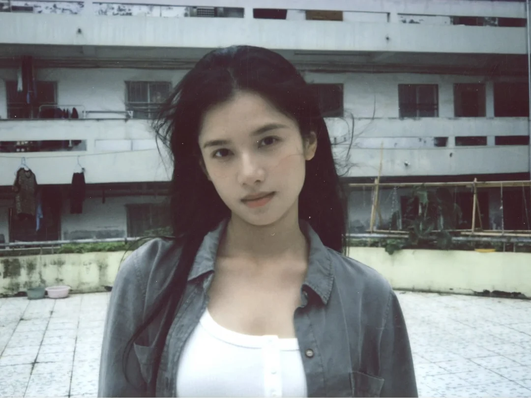 “我给张婧仪拍的拍立得”