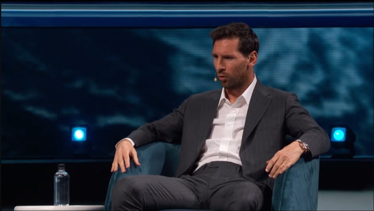 问：从巴塞罗那搬到巴黎和迈阿密？ 梅西：我们在巴塞罗那非常幸福。那里有家人、有孩