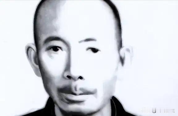 1976年，一位老人在北京军事博物馆参观时，看着四下无人，偷偷摸了一下文物，被工