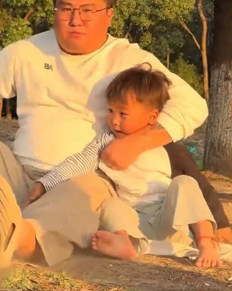 近日，一段爸爸和宝宝一起坐吊床，下一秒吊床却突然断裂，两人重重摔在地上的视频在网