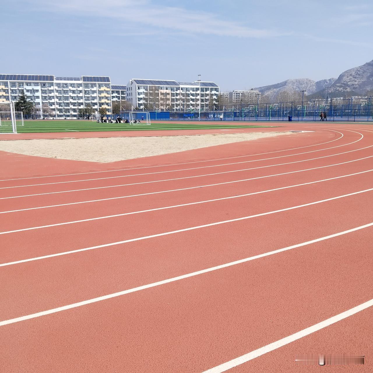 今天跑步，多多少少还是受点网文关于跑步的影响。本来跑得不快，再刻意慢点，脑子乱想