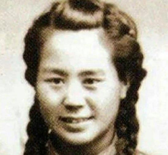 1946年，五百多名骄纵轻狂的骑匪，一路怪叫着冲向了内蒙自卫军11支队，支队女政