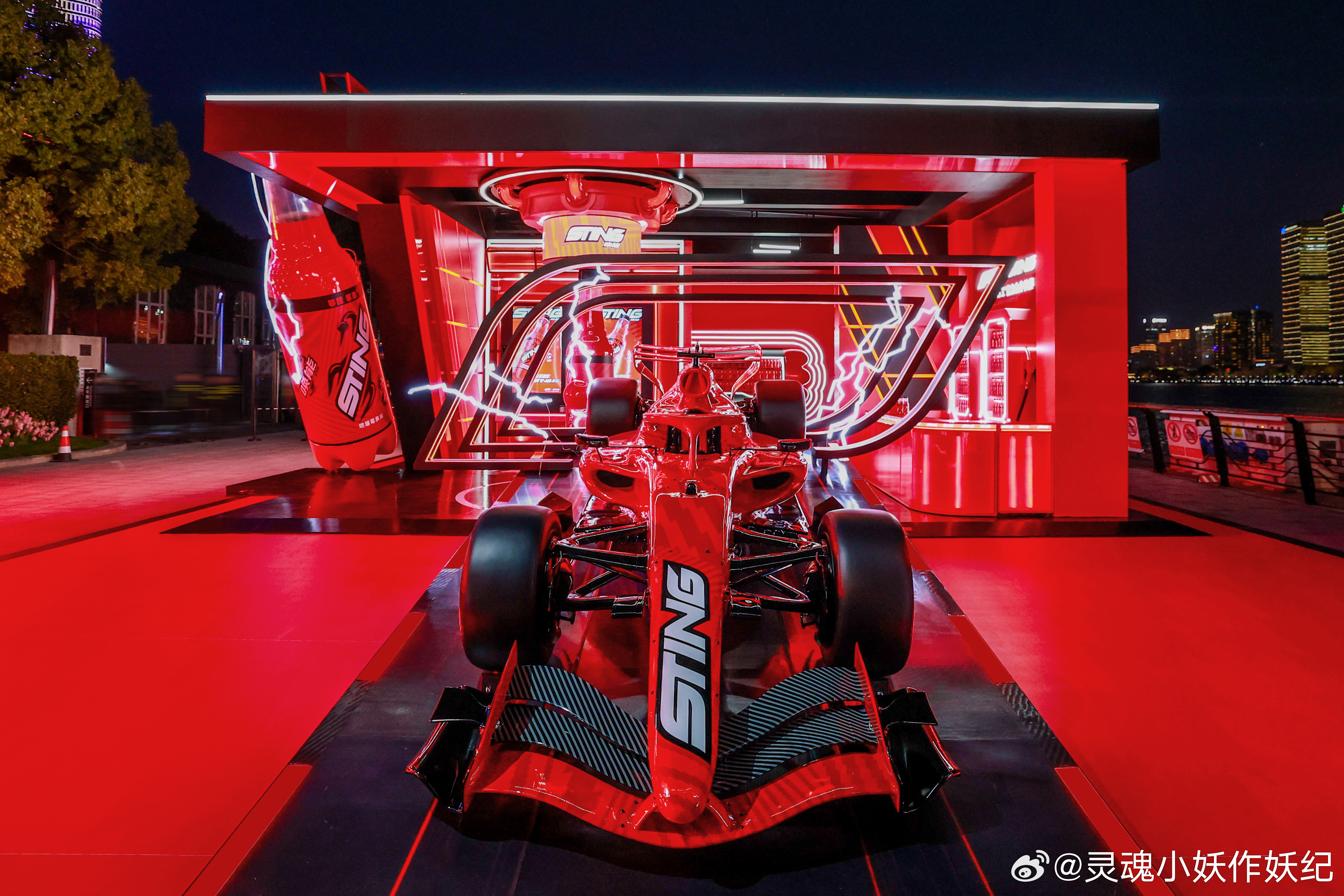 谁在给F1加满能量对，就是Sting唤能能量汽水！作为F1官方合作伙伴，它以独特