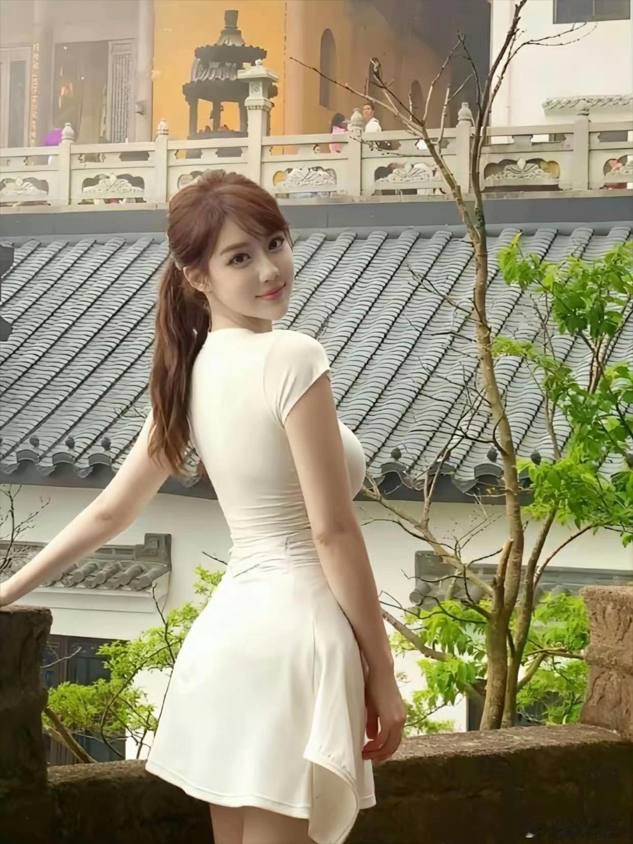 白裙少女倚栏笑，古风建筑映晴空。