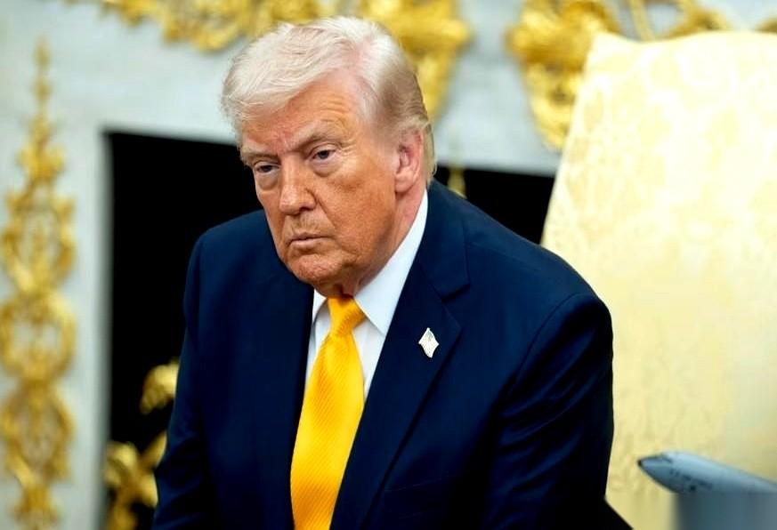 特朗普的风向，突然不对了。
话筒怼到脸上，他直接撂下一句：“美国和以色列，是两个