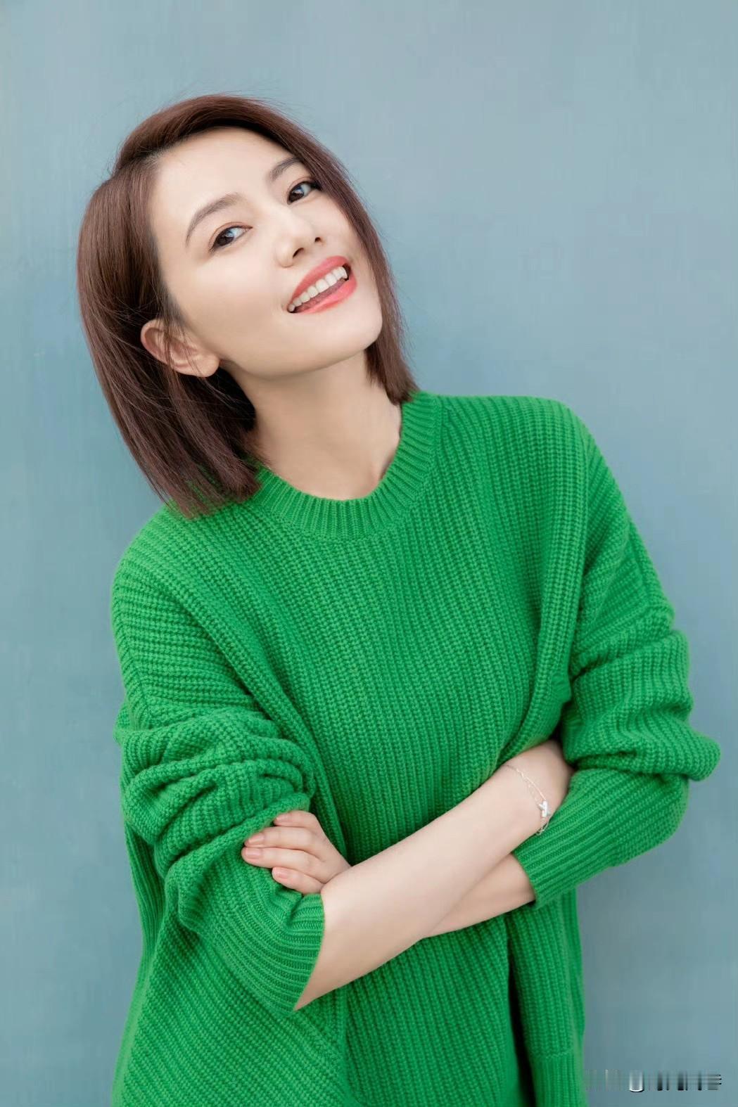 高圆圆的绿色毛衣穿搭清新自然，阳光而充满活力！