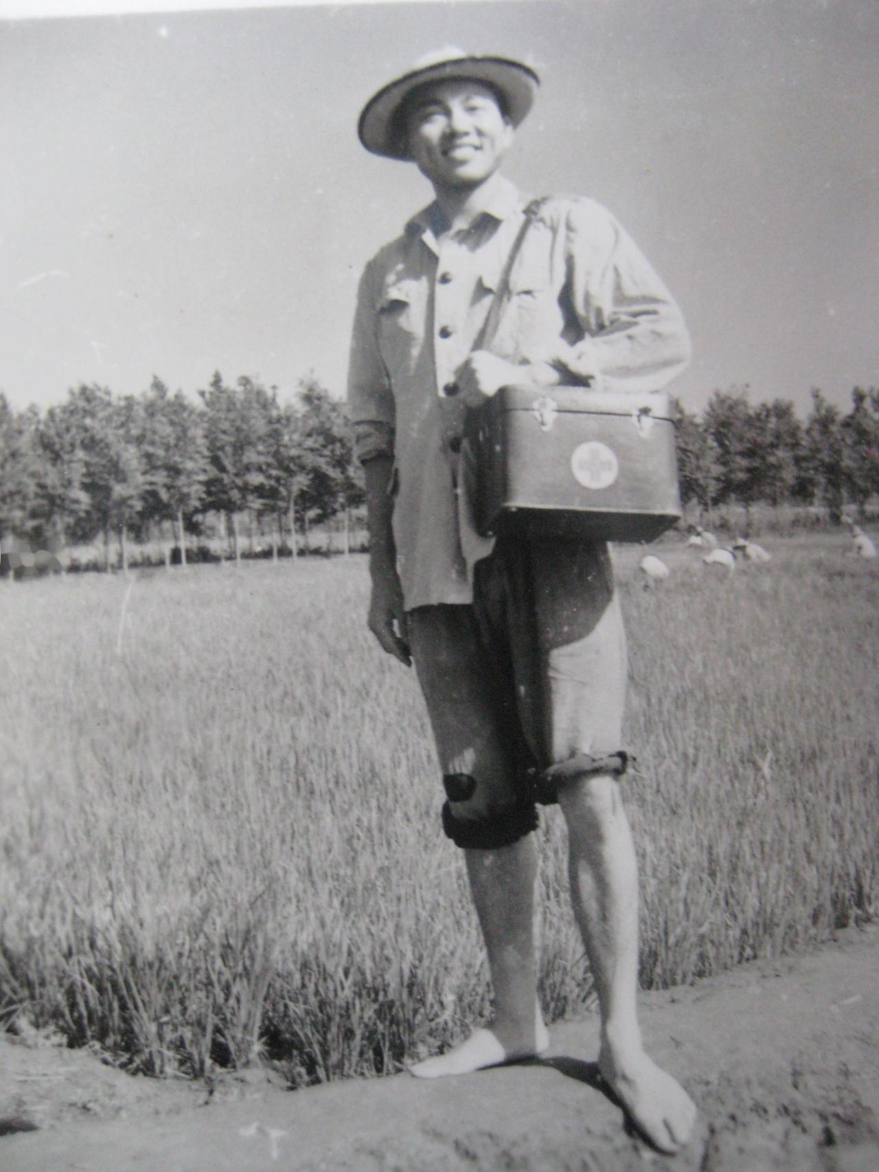 当阔别祖国27年的杨振宁归国时，被哪两件事震惊到了？
 
1972年，阔别故土2