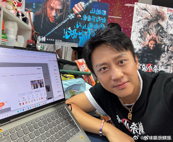 邓超问我帅还是丁程鑫帅《刺杀小说家 2》首映礼邓超太会整活，直接问 “我帅还是小