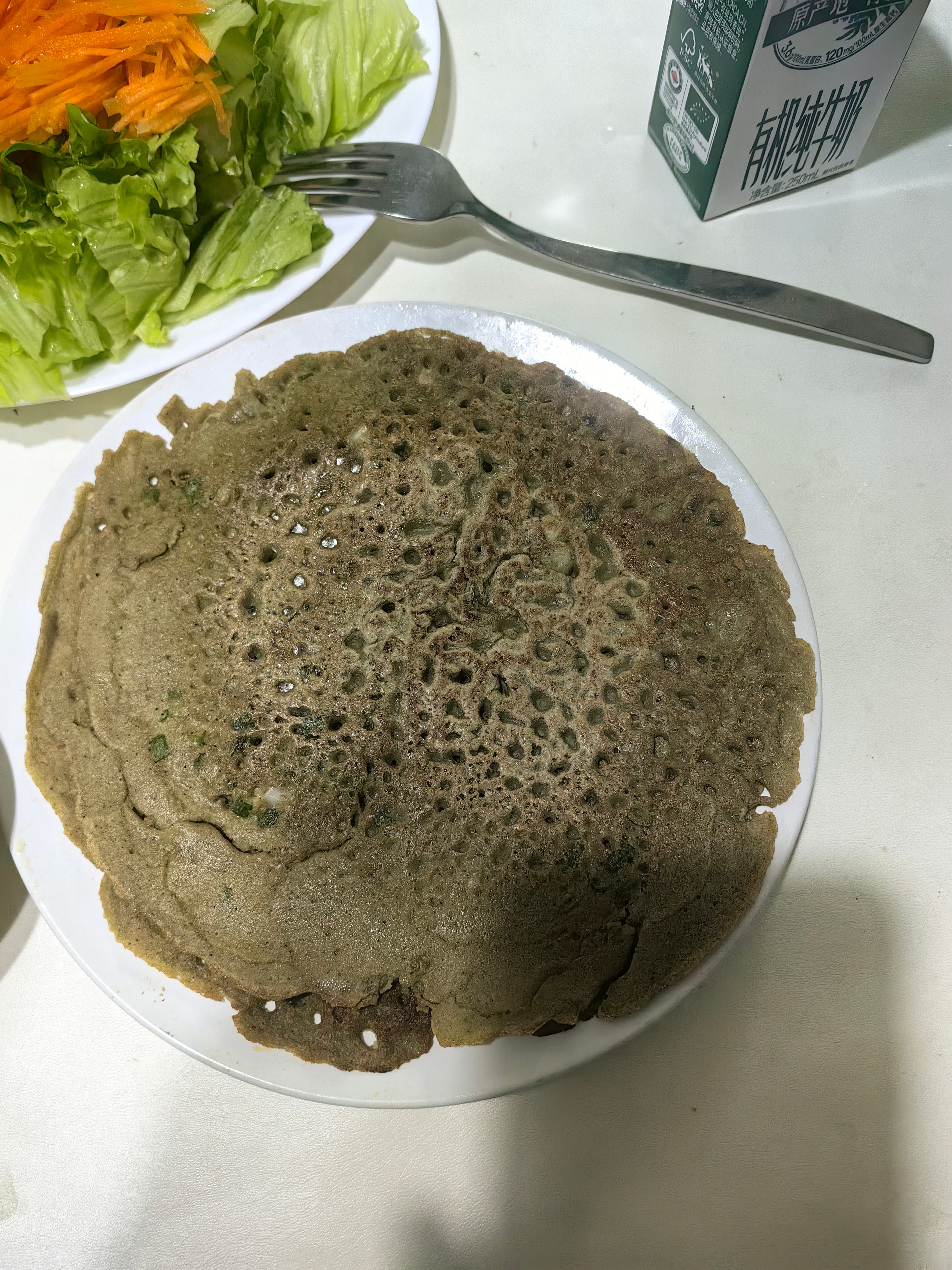 早餐主食荞麦面煎饼，喵奶奶说怎么没有鸡蛋？我说在煎饼里。今天煎荞麦面饼，按照网友