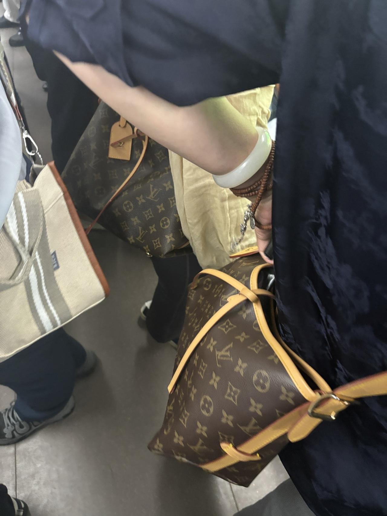 北京地铁，有钱人真不少，这两女富婆真有钱，一人背着一个价值 2 万的 LV 经典