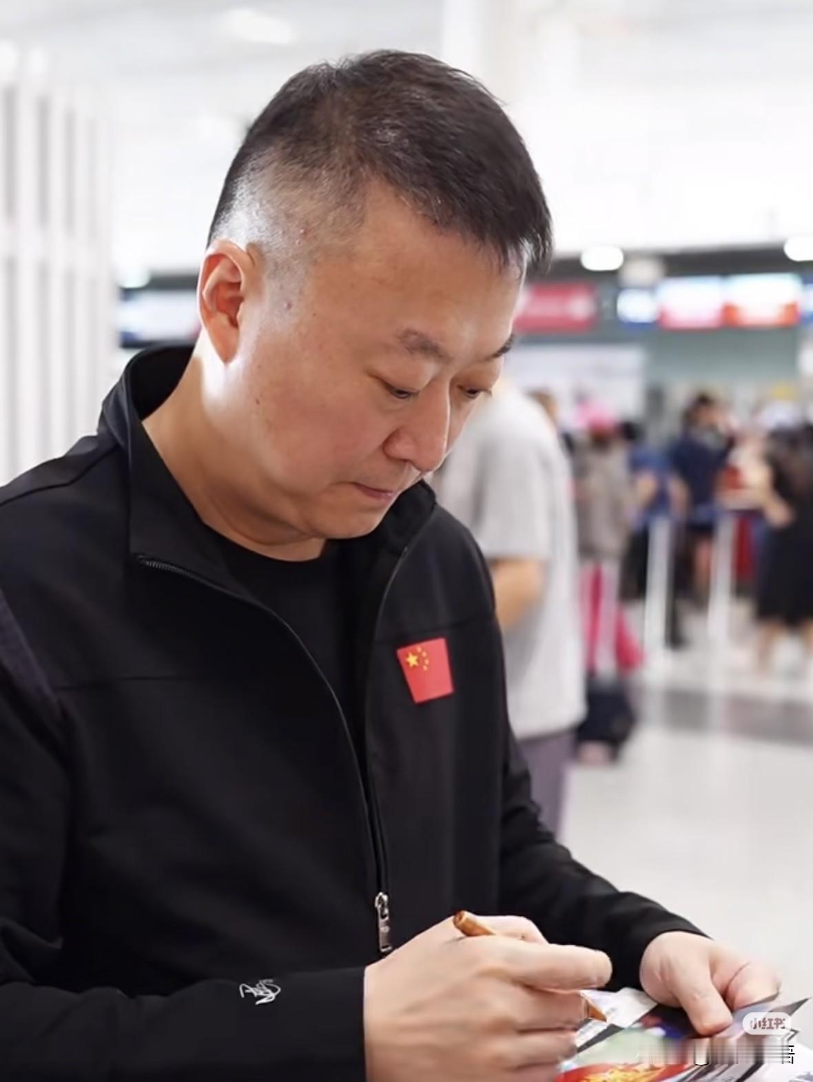 马琳也跟赛去瑞典了。
今天上午马琳和王皓带队飞瑞典参加WTT大满贯赛，在机场有球