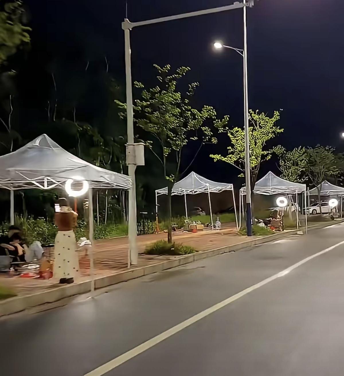 以前摆地摊选人多的地方
在摆地摊选人少的地方
以前要物美价廉
现在要人美嘴甜
以