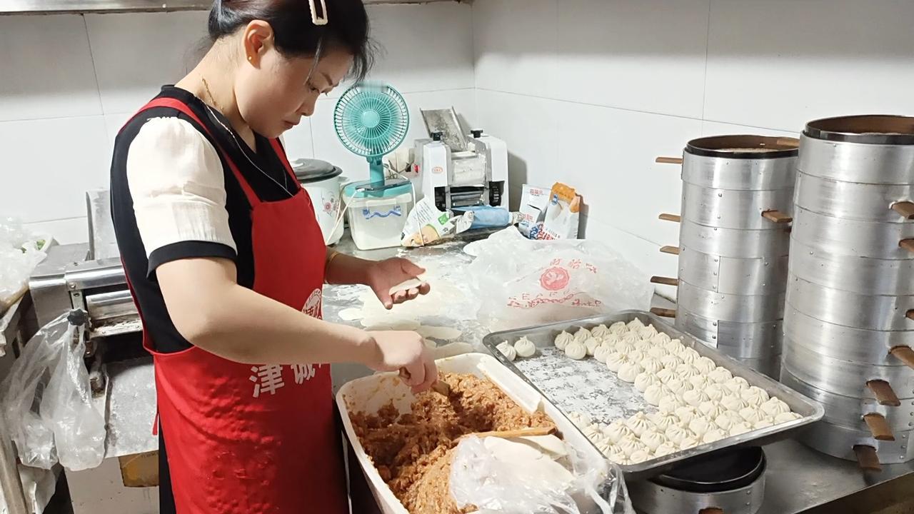 开了这么多年的汤包店，为什么隔段时间就会有客人过来质疑汤包小笼包不是我们自己做的