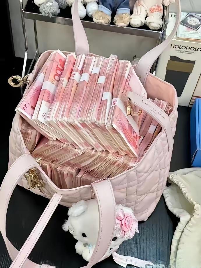 普通人有了存款后千万要保持冷静！
朋友有了30万存款之后，就飘了，说得去做点什么