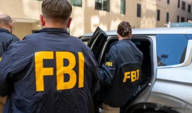 胆大包天！
竟然冒充FBI……美国三名男子假冒FBI持枪闯入民宅，捆绑一家人后抢