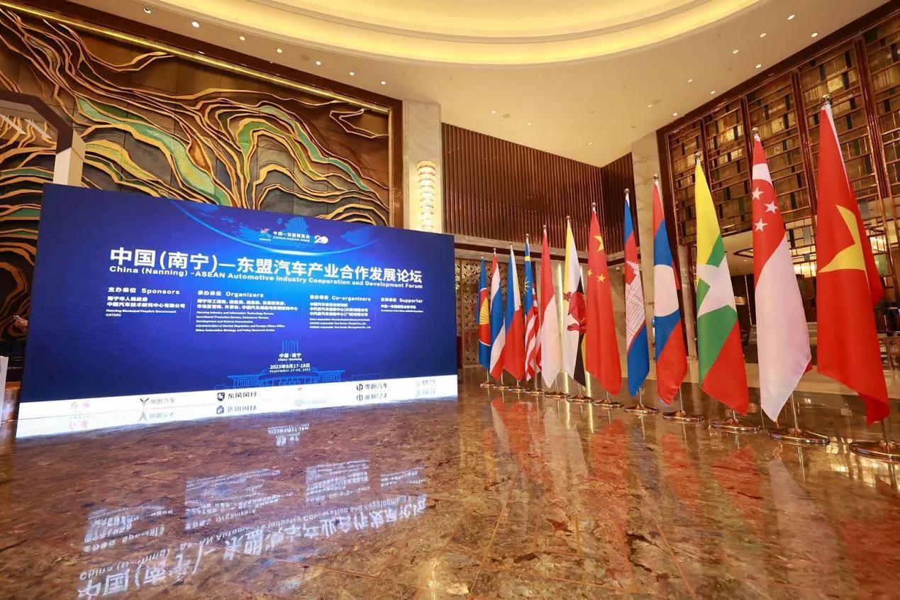 豪华、安全、舒适的VIP体验！岚图梦想家亮相东盟博览会，再次为国家级活动保驾护航