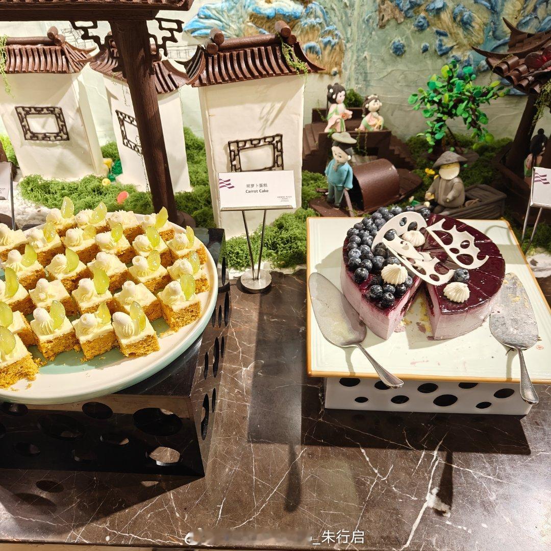 恰饭恰饭今天自助餐的样式还是挺多看到了各种热量爆炸的糕点可惜没看到黑森林蛋糕不过