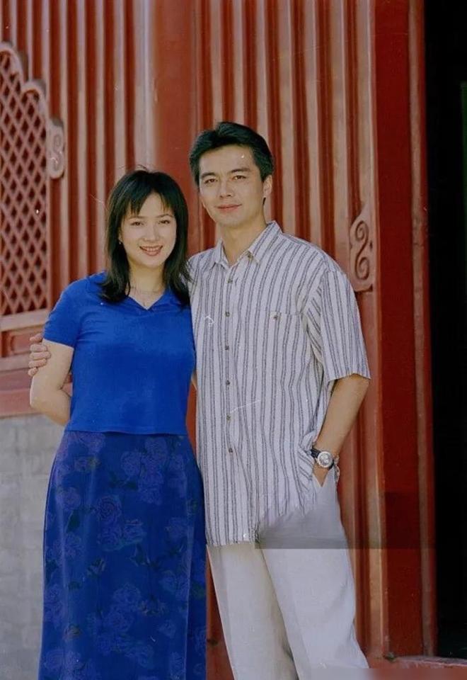 别再饿成纸片人了。
真正让男人移不开眼的，是这种“不完美”的腰臀比。
第一古典美