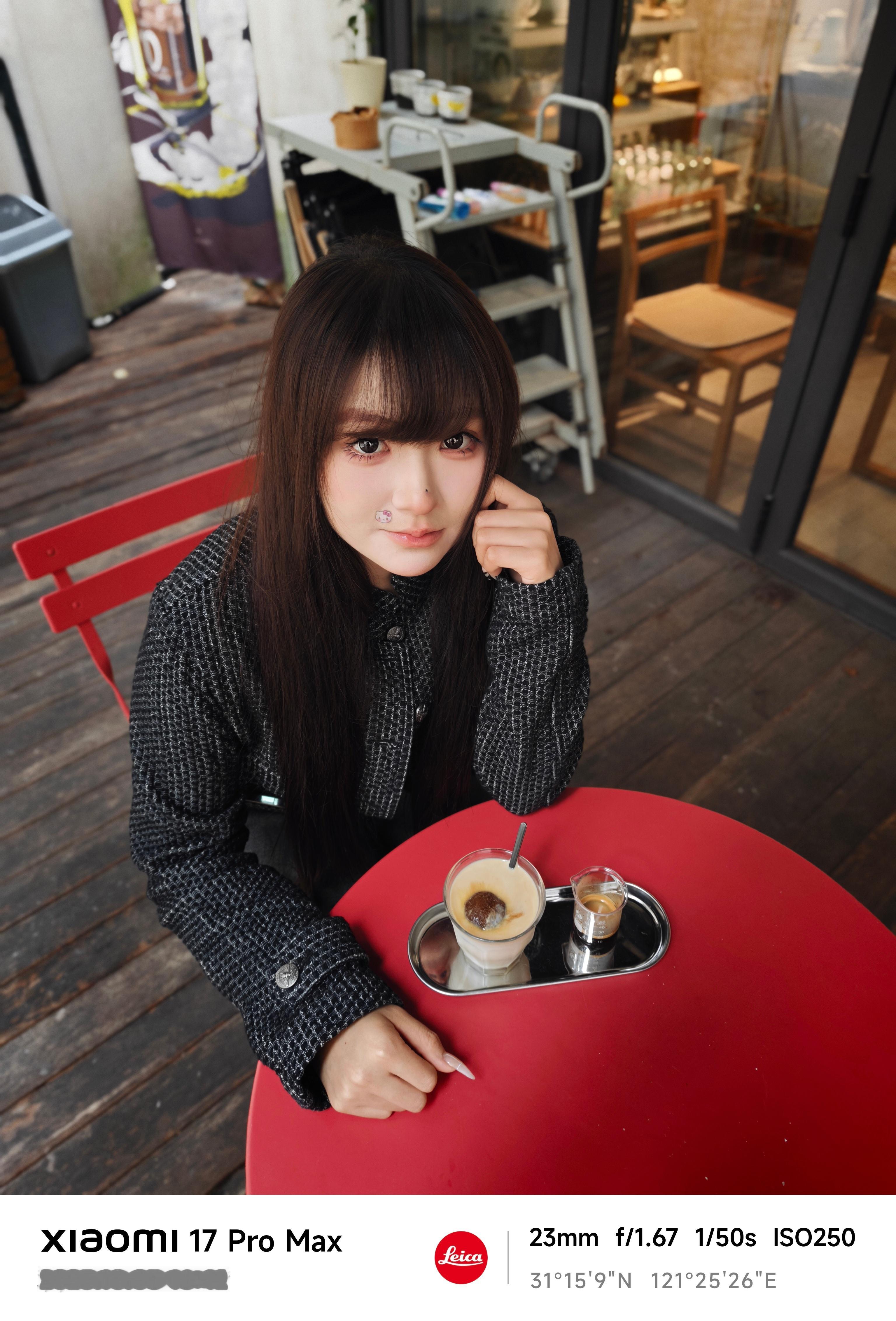 来自同事小米17 Pro Max下的朋友，这样的人像表现，表示很满意，而夜景下更