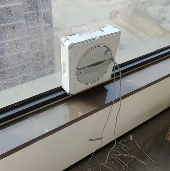 擦窗机器人卖爆了有了擦窗机器人，窗户玻璃就没脏过，又安全又干净！ 