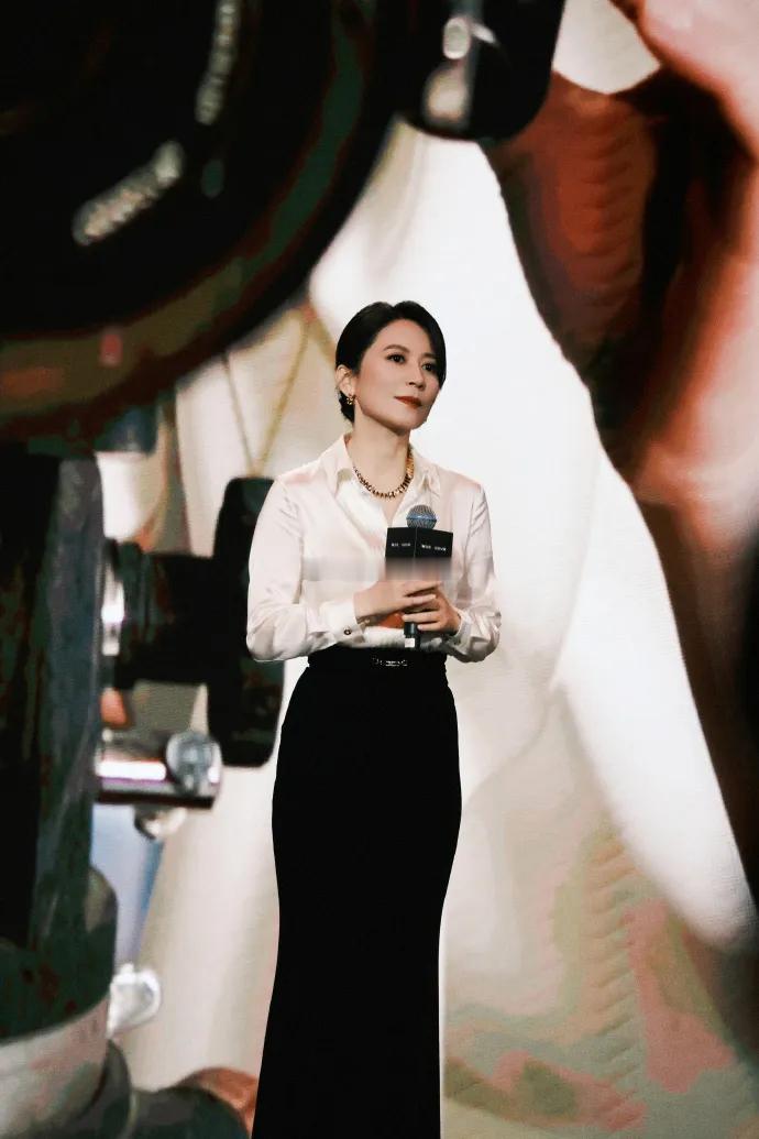 俞飞鸿、周涛同框出席北京活动，两位气质佳人相映成趣。俞飞鸿白衫配黑裙，腰带优化身