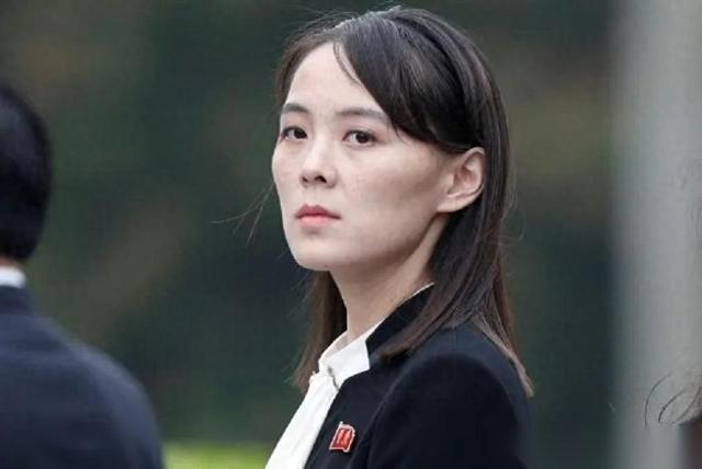 “1.8万大军压境就能吓住平壤？”
美国在半岛摆出这副吓人架势，背地里却连夜打包