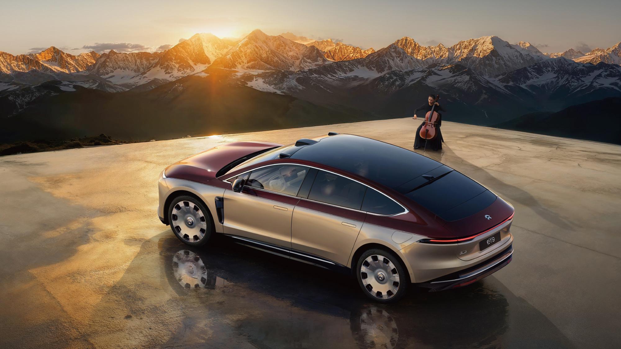 蔚来ET9地平线特别版公布了第二个新车色「日照金山」，ET9配双拼色确实看着非常