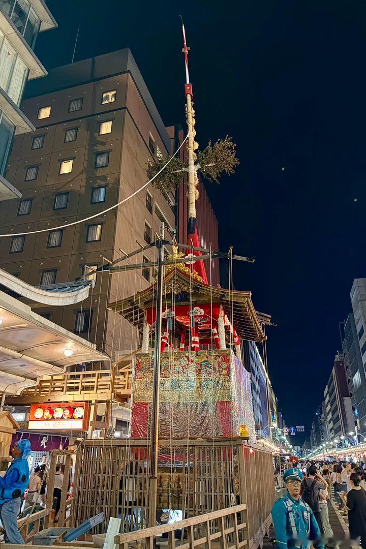 祇园祭宵山。祇园祭是京都夏日的风物诗，7.14-16晚间有宵山活动，数以万计的民
