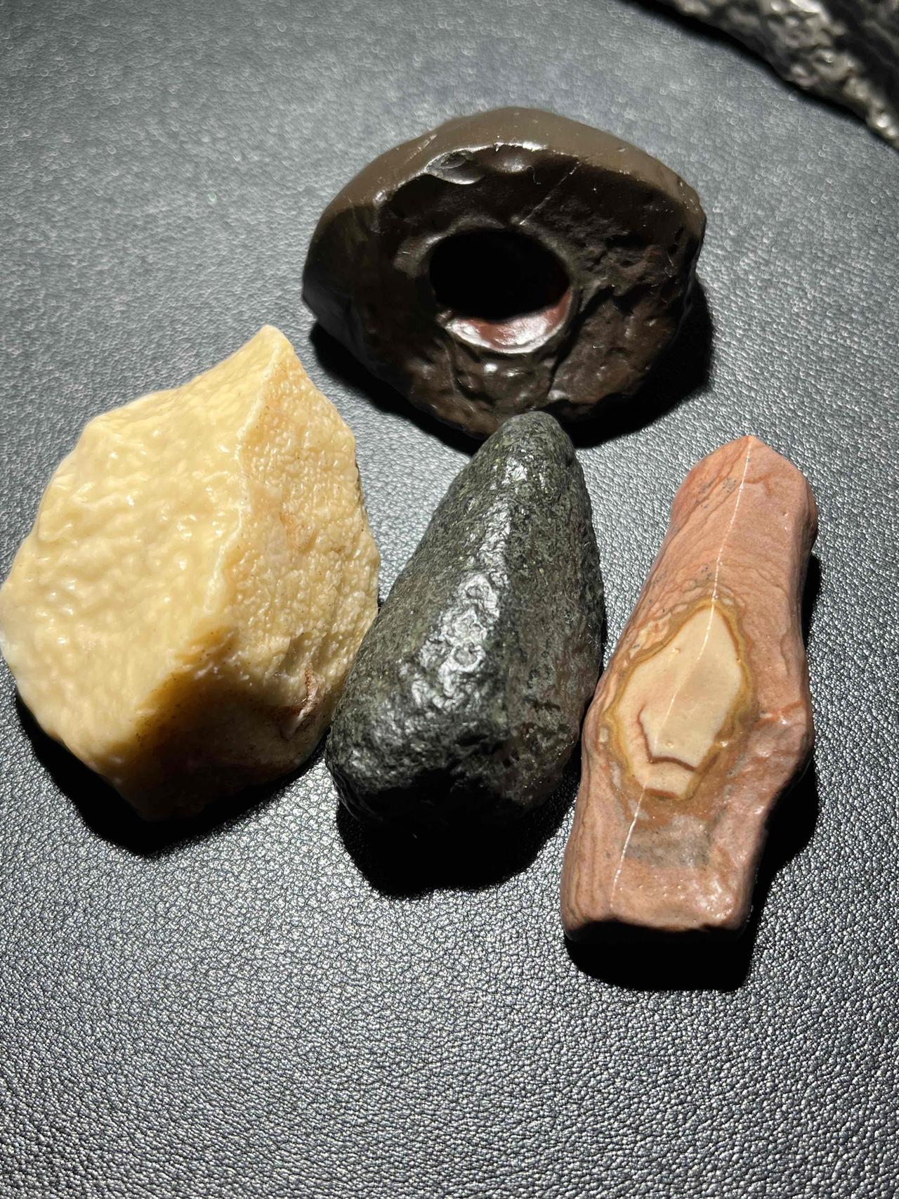 今日分享新疆泥石 [握手]白色皱纹泥石 黑色黑泥石 粉色彩泥石 洞洞奇石 每块原