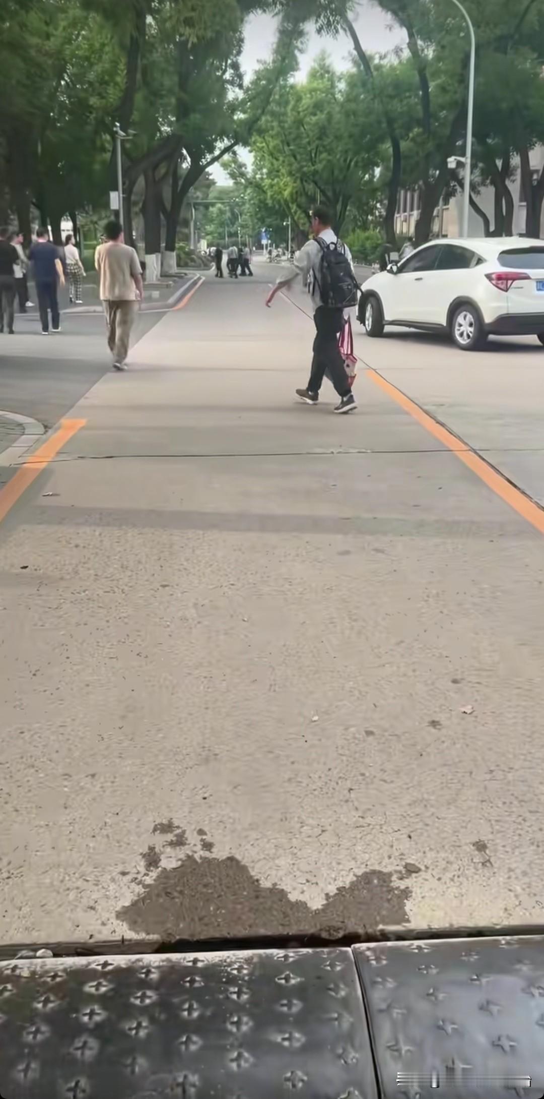 北大副教授韦东奕每天上班必带的东西：
1、背包。
背包里装的是教案，数学研究书籍