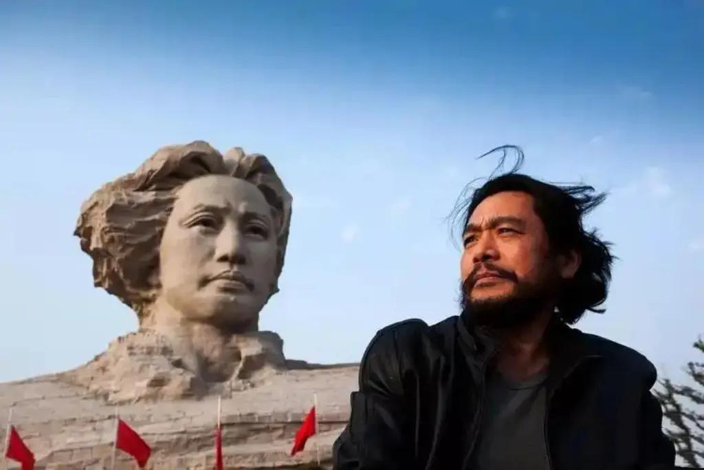 你能想到吗？橘子洲头毛主席这个巨大雕像和毛主席这个美术作业竟然有关。
 
不走寻