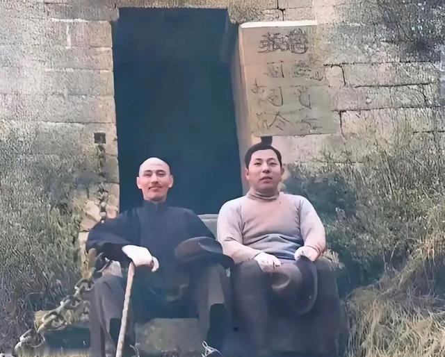 1958年，蒋介石与张学良最后一次单独见面，张向蒋敬礼后，泪从眼出。蒋谈起西安事