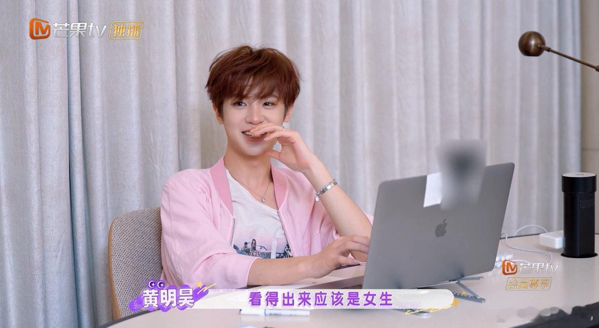 李小冉说我是顶流不想睡的星期五一句我是顶流被李小冉说出，自信又俏皮，很难不爱这份