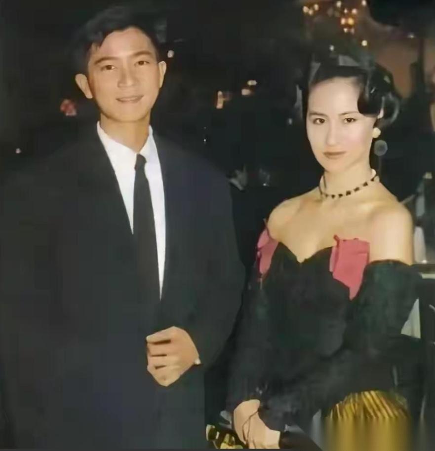 陈百强的母亲在广东离世，就在家人整理其遗物时，一叠厚厚的汇丰银行汇款记录，从旧木