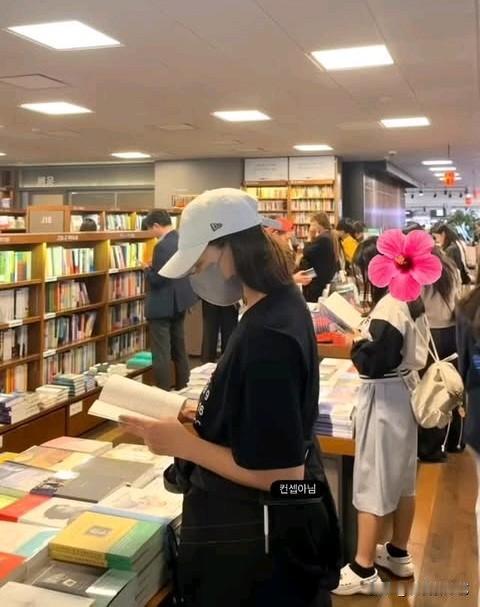 5日，演员金喜善在Instagram上传了多张照片。照片中，金喜善头戴帽子、面戴