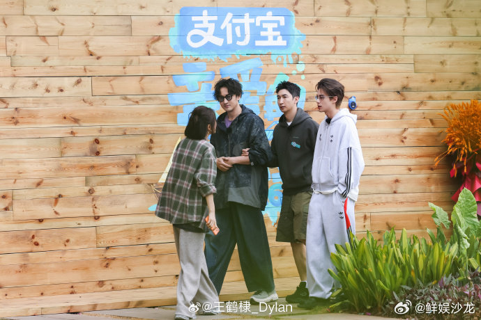 三傻重聚给王鹤棣哄成胚胎了亲爱的客栈蹦跳扑怀、自然靠肩，棣棣在哥哥面前完全没包袱