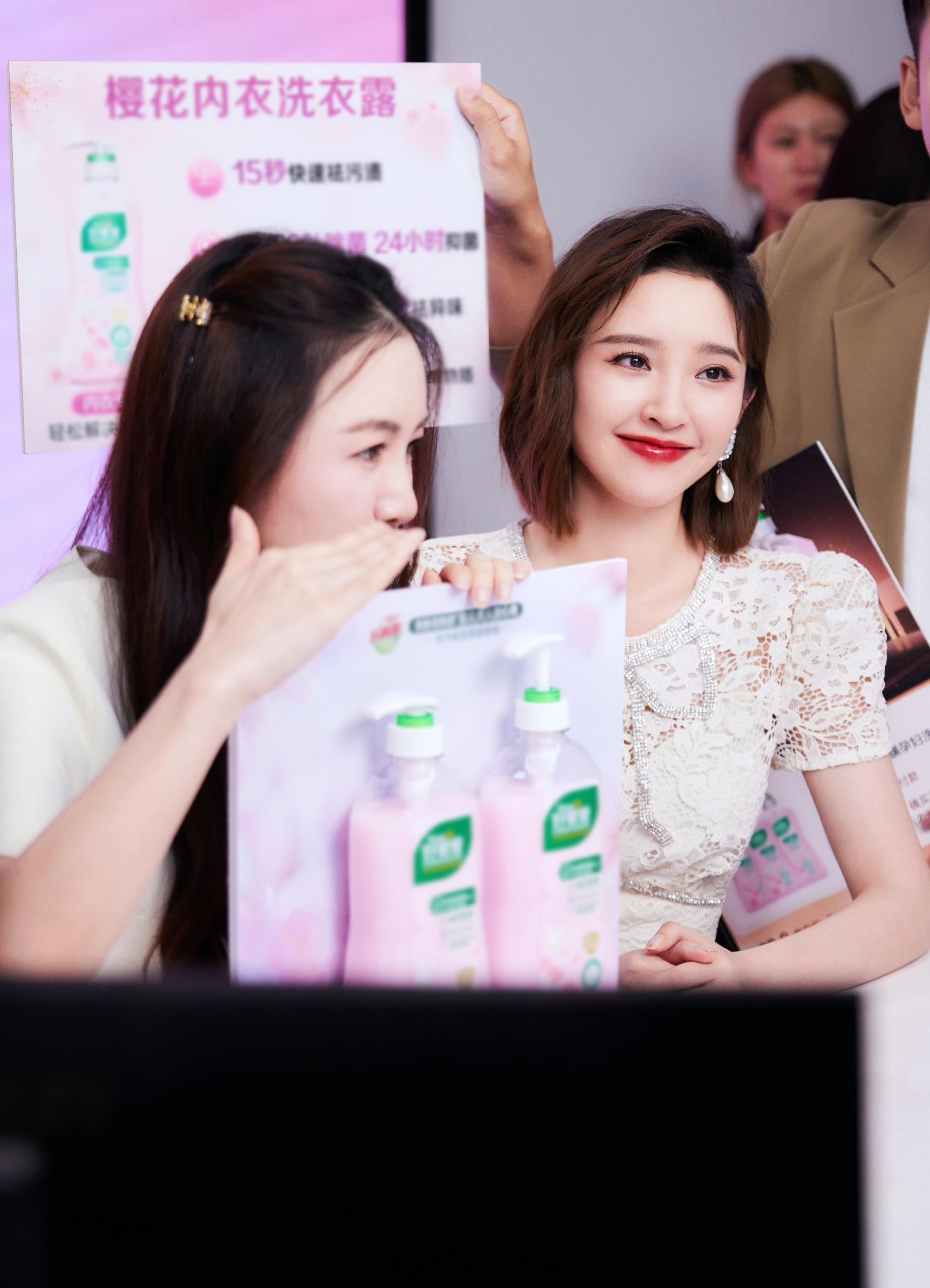 唐艺昕白色蕾丝长裙 