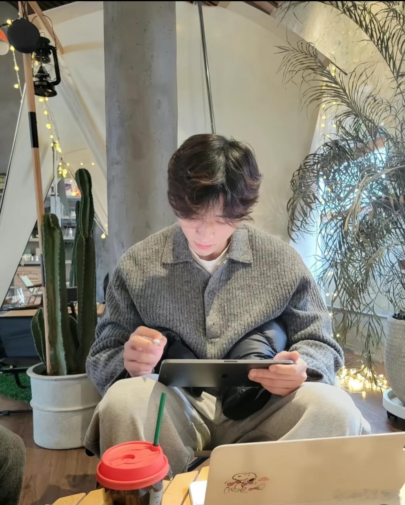 内娱第一对美术生cp丞磊一手扯领带，一手拽着徐若晗往前走，那股子劲儿直接把强制爱