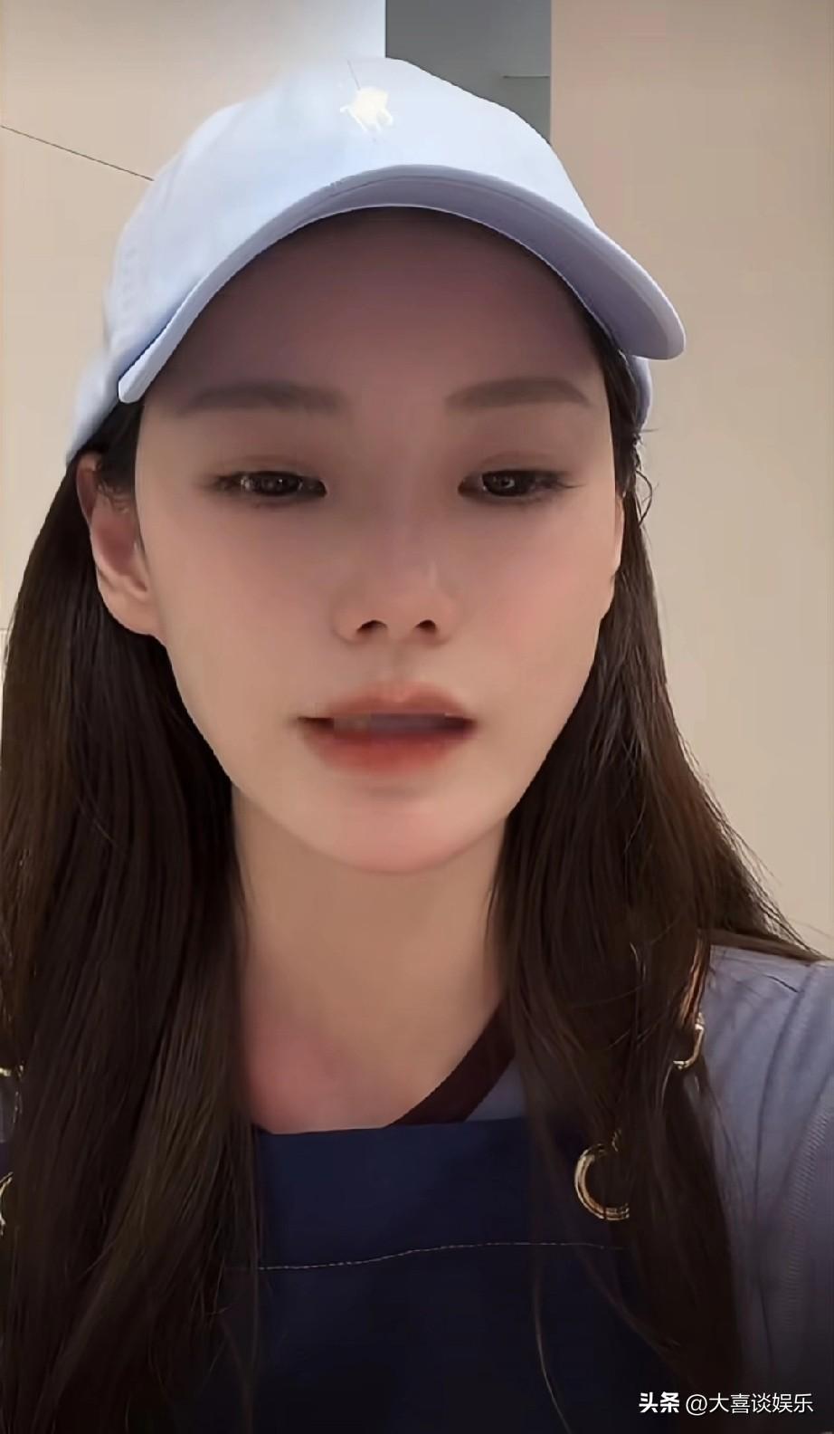马筱梅的心机藏不住了！

她直播的时候戴上了围裙，然后捂着鼻子说太臭了。言外之意