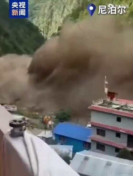 当地时间26日，尼泊尔北部热索瓦地区暴发山洪，当地警方通报称已造成至少8人死亡。
