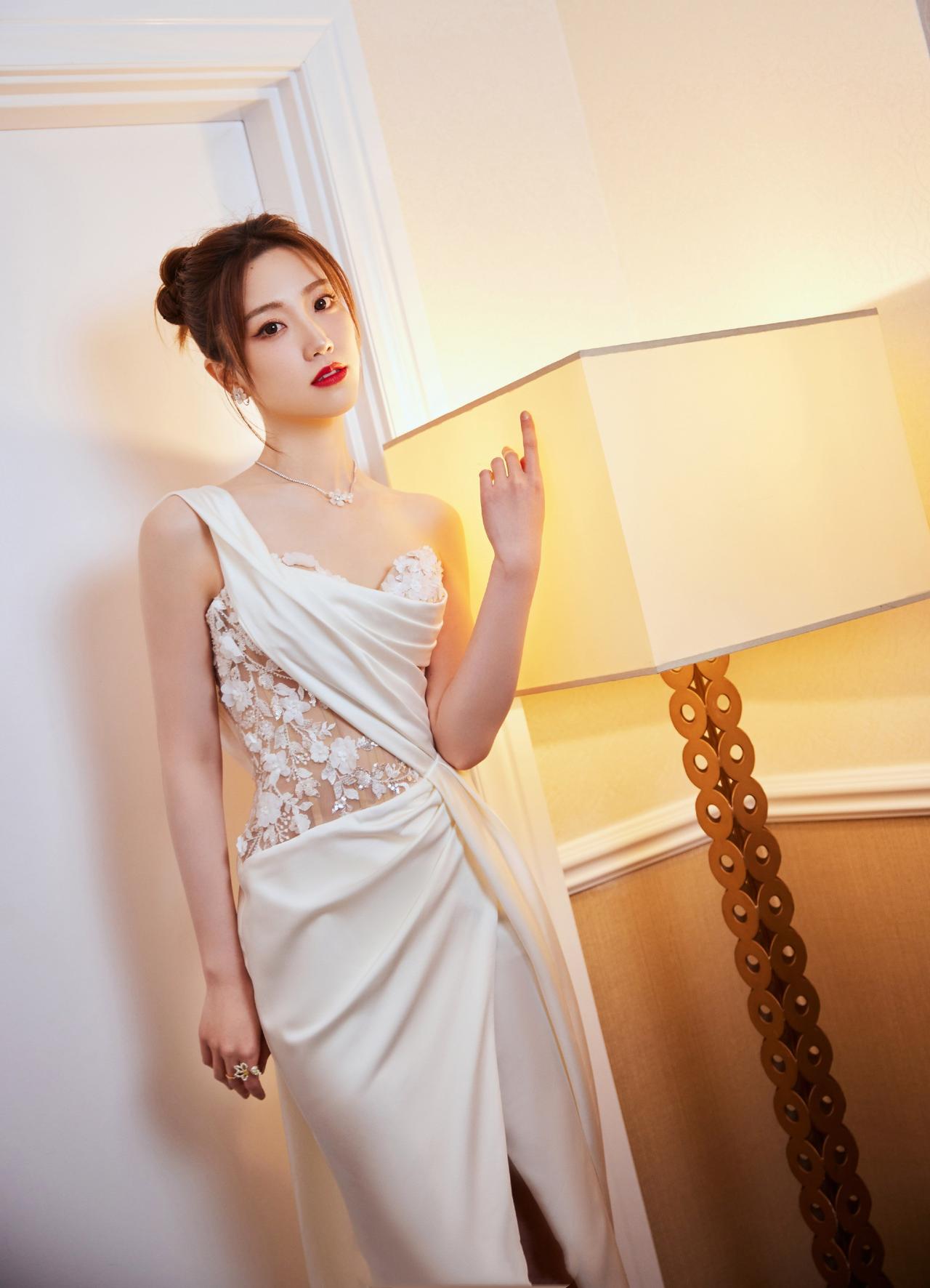 张纯烨蕾丝长裙甜美写真图集
