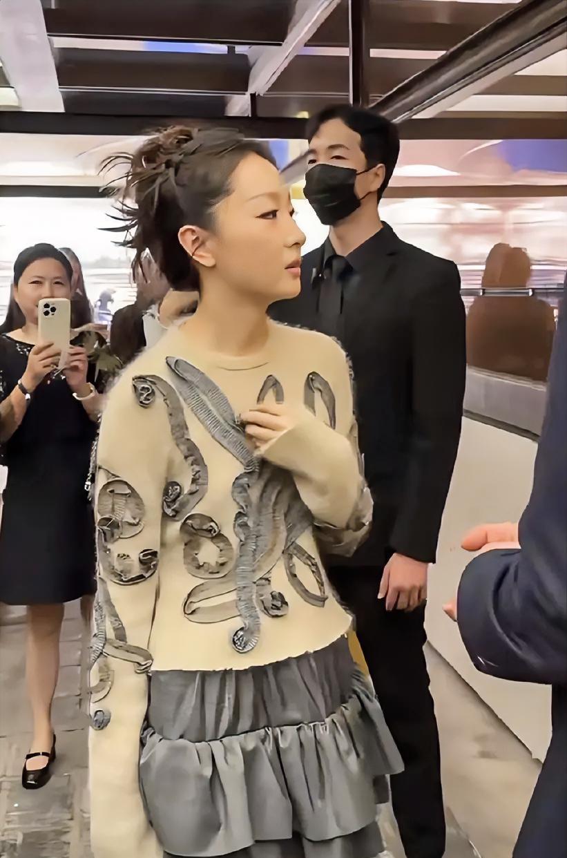 她不是变美了，是大家终于肯好好看她了。
当年说她像表情包的小鸭子，现在《WWD》