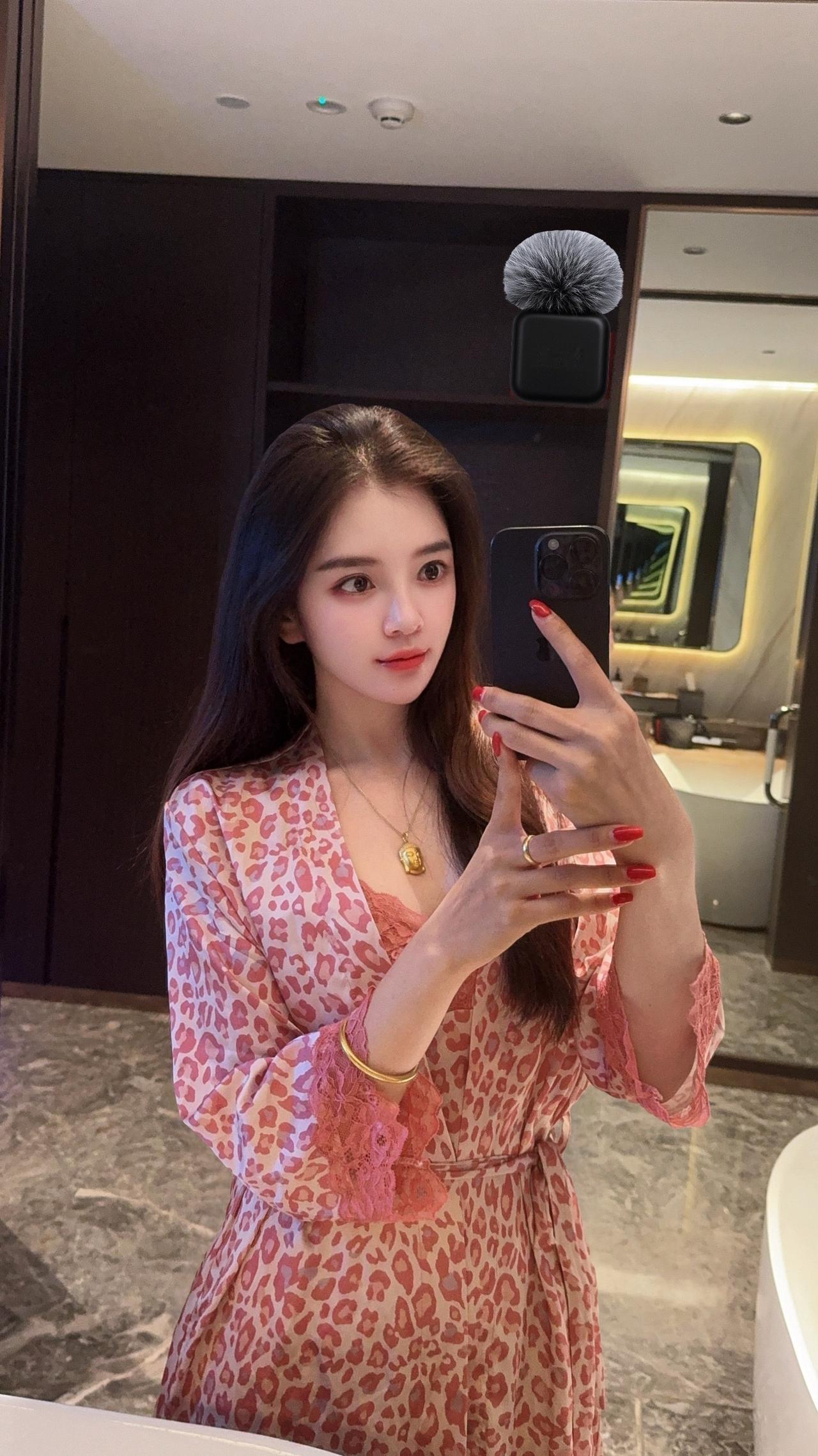 好烦到了富婆的年纪 却没有富婆的实力。温柔风穿搭 今日分享