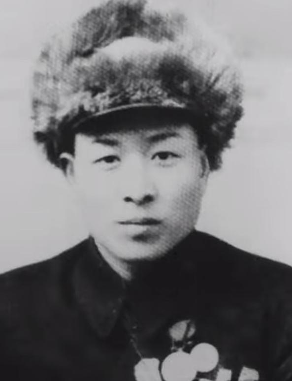 一个战士撞见八个鬼子在河边追一个抱娃的农村妇女，他枪里就三发子弹，他没躲，枪却对