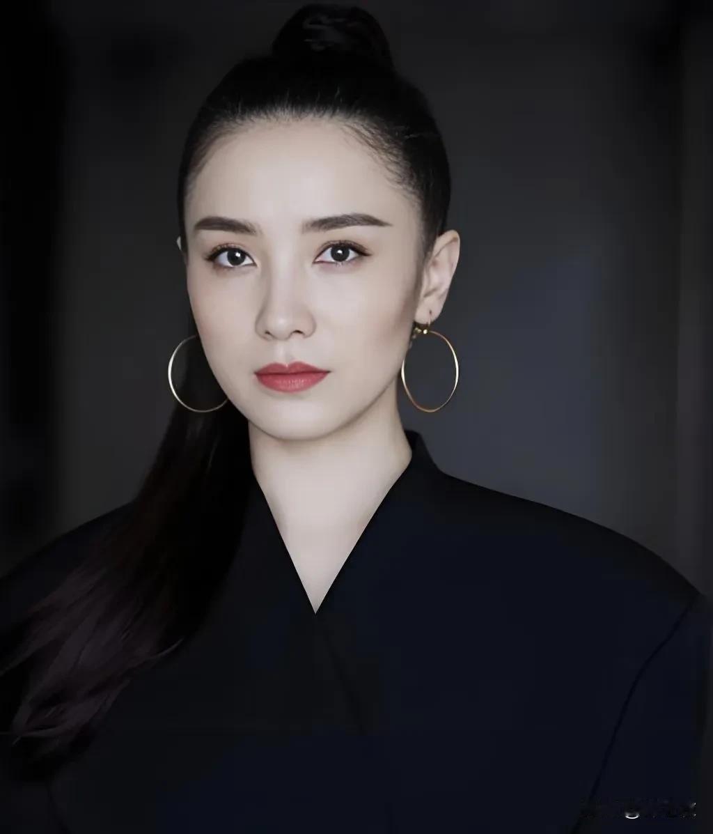 宋佳不是美艳型的女明星，是美女，但没有冲击性也不是温润如玉的那种，属于标准型，但