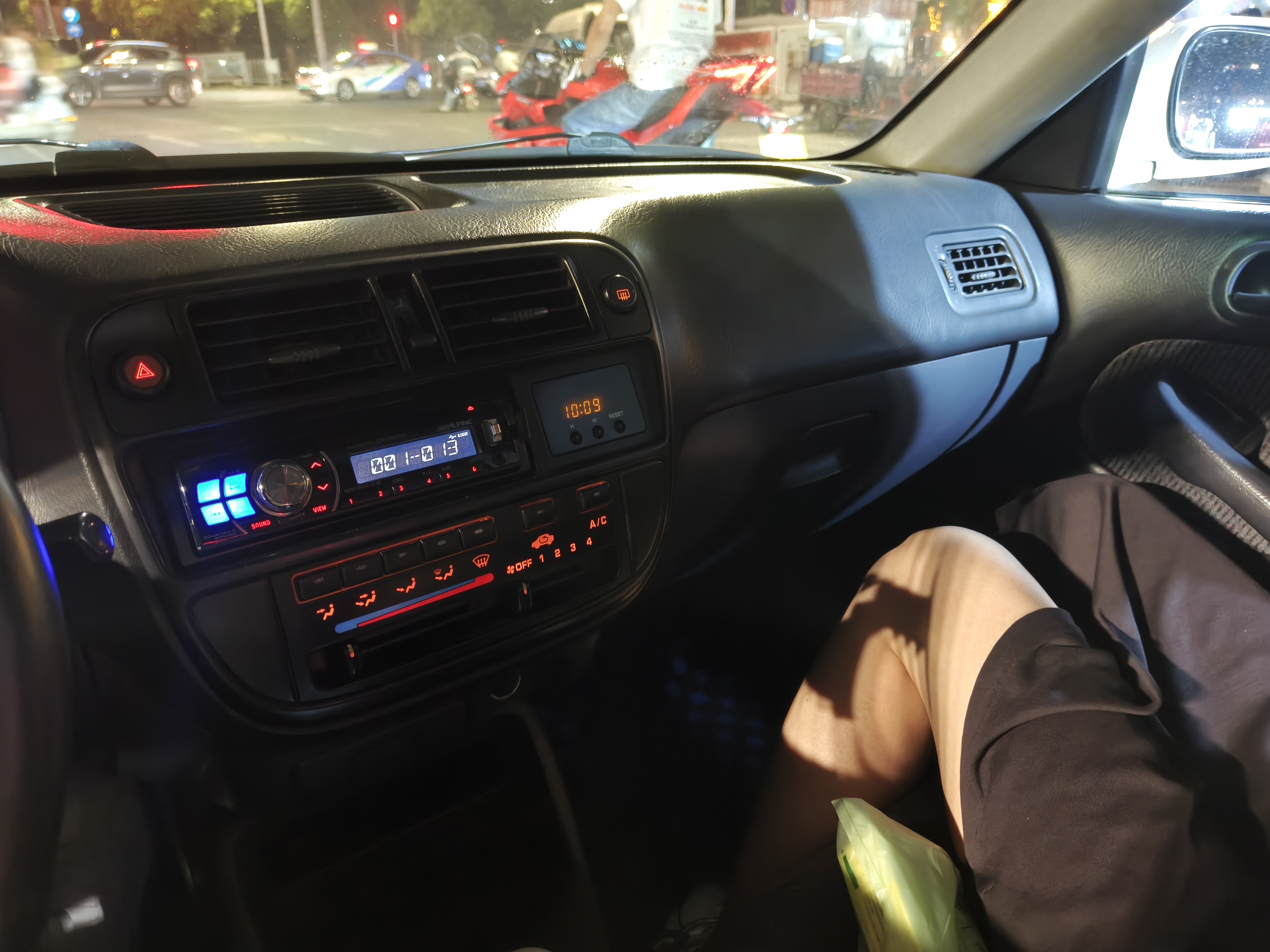 检修完开着去超市买了些生活物品，明天物流发走，这可能是最后一次开这车拉我老婆兜风