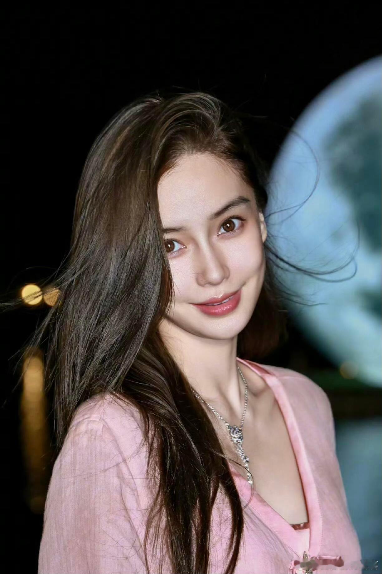 Angelababy高开叉黑色裙装 不是.…她的混血感好像又回来了！！姐真的脸在