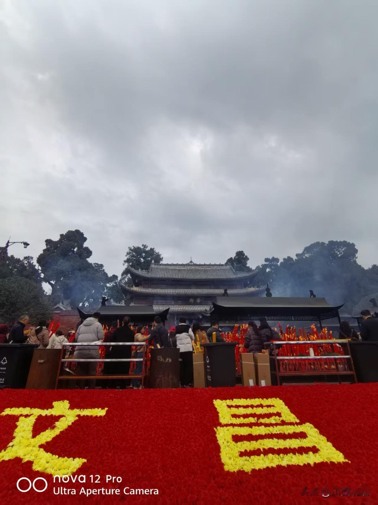 近日，七曲山景区相关问题引发网友热议。6月19日，梓潼官方发文回应，全盘接受监督