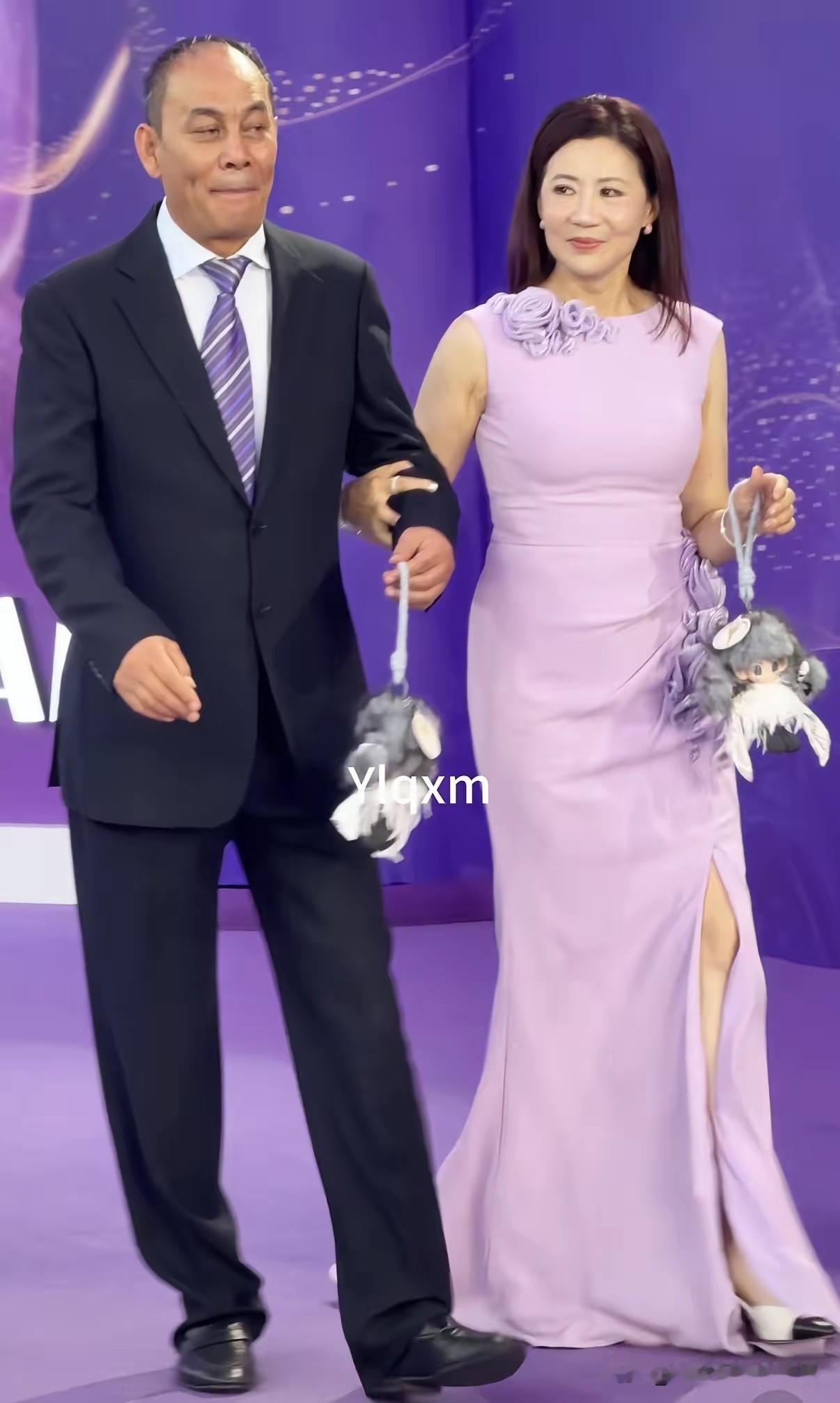 陈炜终于穿对了衣服，她这身浅紫色的长款礼服裙很衬她的气质，肤白貌美，特别有气质，