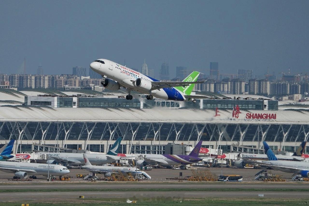 刚刚，C919高原型首架机在上海浦东国际机场第四跑道起飞，开展首次飞行试验！19